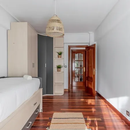 Amplio, Muy Luminoso Y En El Centro De Apartamento *
