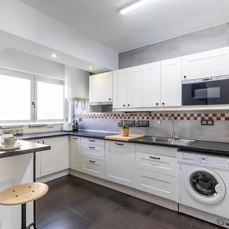 Amplio, Muy Luminoso Y En El Centro De Apartamento *